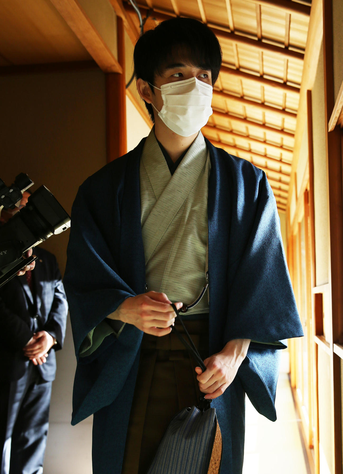 対局場に入る藤井竜王（代表撮影）