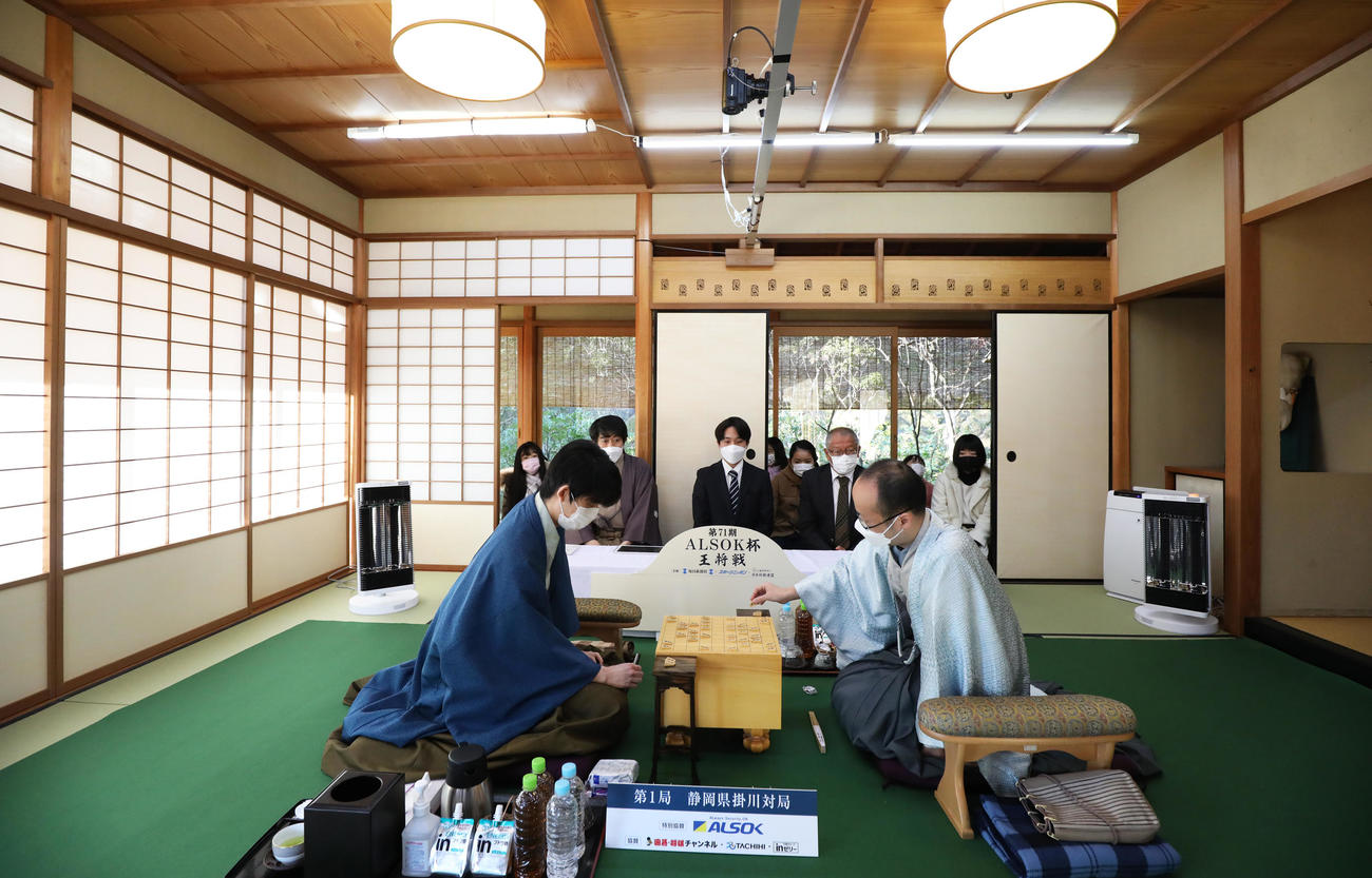 対局を再開する渡辺王将（右）と藤井竜王（代表撮影）