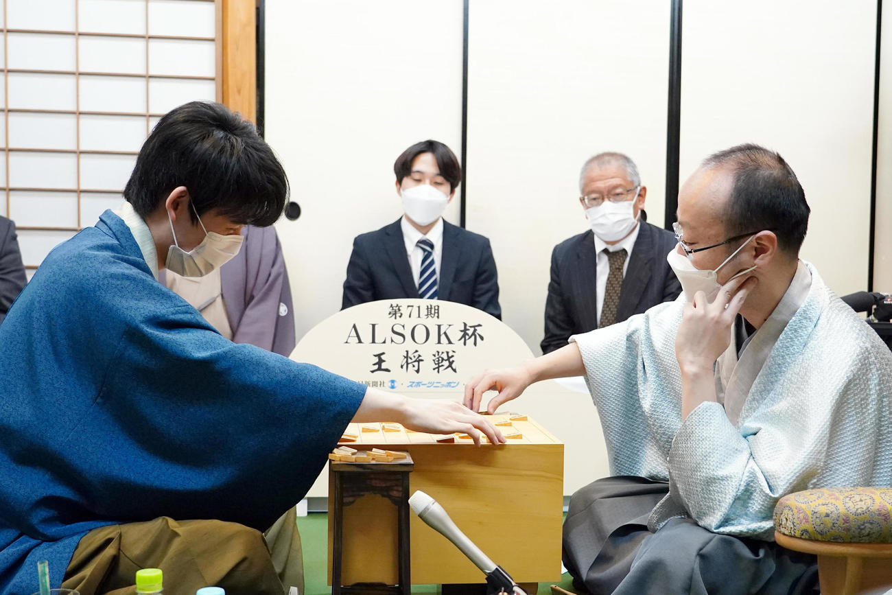 対局を終え渡辺明王将（右）と感想戦を行う藤井聡太竜王（代表撮影）