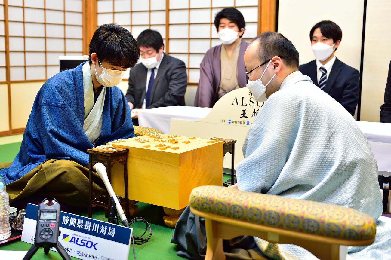 終局後、感想戦を行う渡辺明王将（右）、藤井聡太竜王（日本将棋連盟提供）