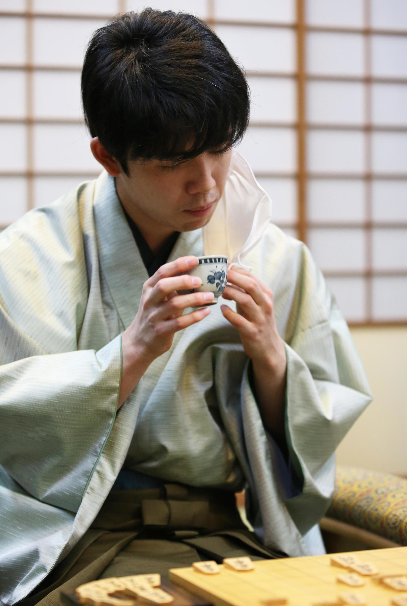 7番勝負第1局で渡辺明王将に勝った挑戦者の藤井聡太竜王（代表撮影）