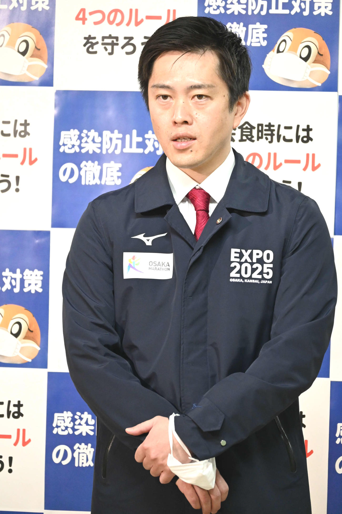 取材に応じる大阪府の吉村洋文知事（撮影・松浦隆司）