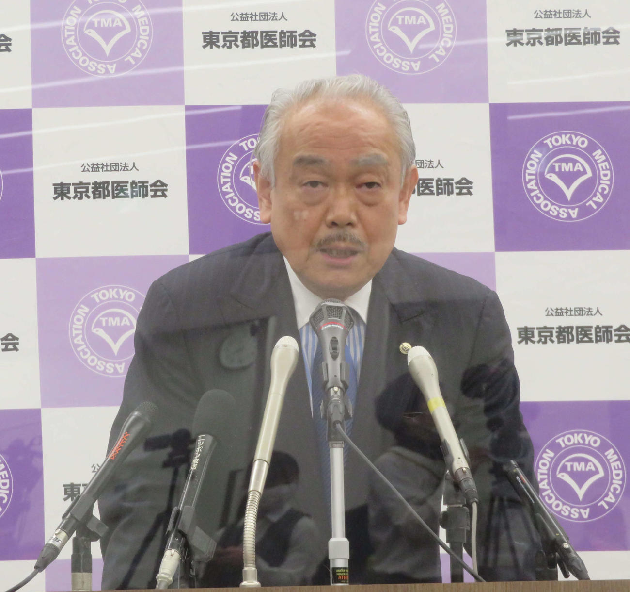 東京都医師会の尾崎治夫会長は年頭の会見で新型コロナウイルスの感染急拡大に警鐘を鳴らした（撮影・大上悟）