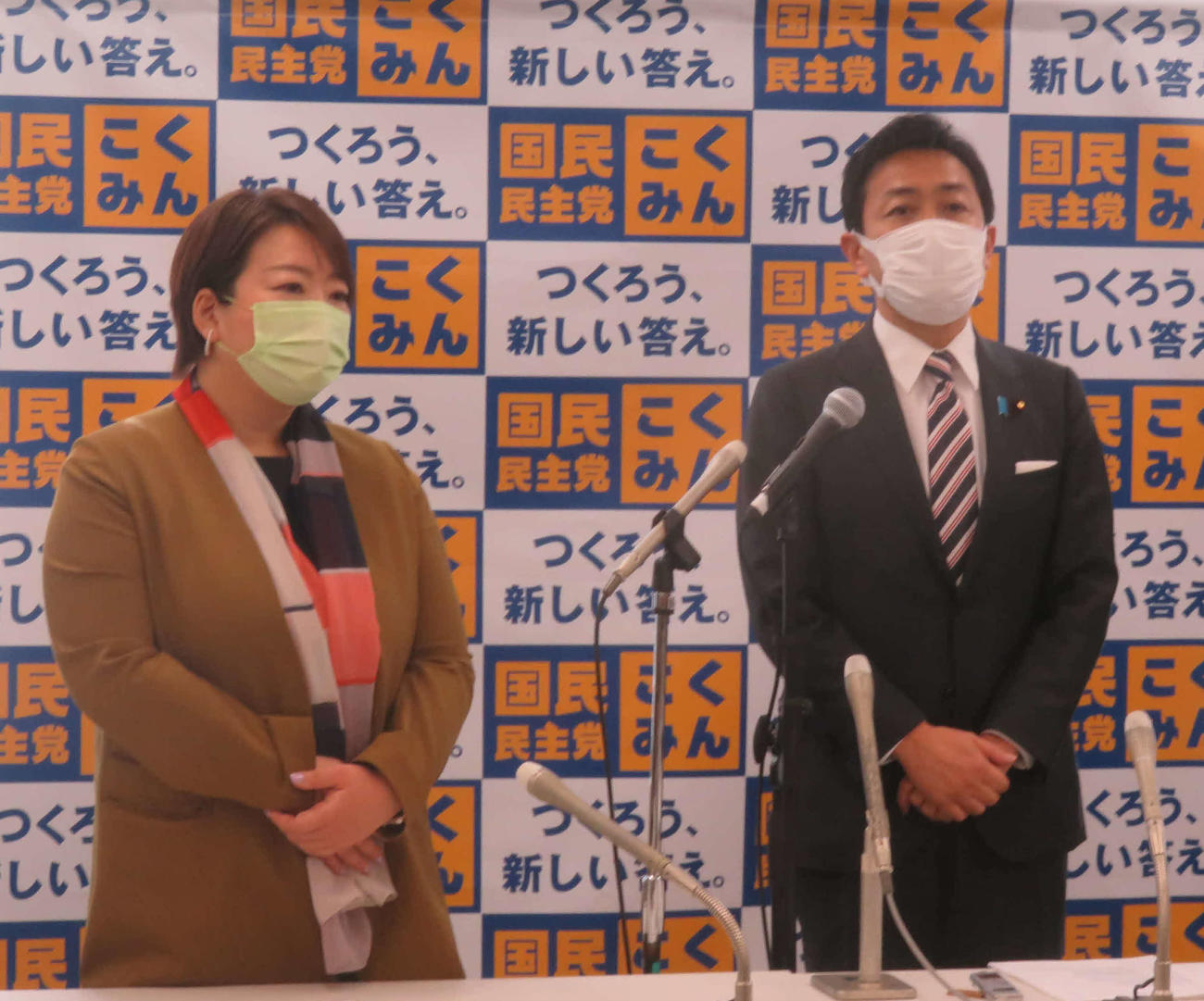 国民民主党の玉木雄一郎代表（右）と都民ファーストの会の荒木千陽代表が勉強会後に会見を行った（撮影・大上悟）