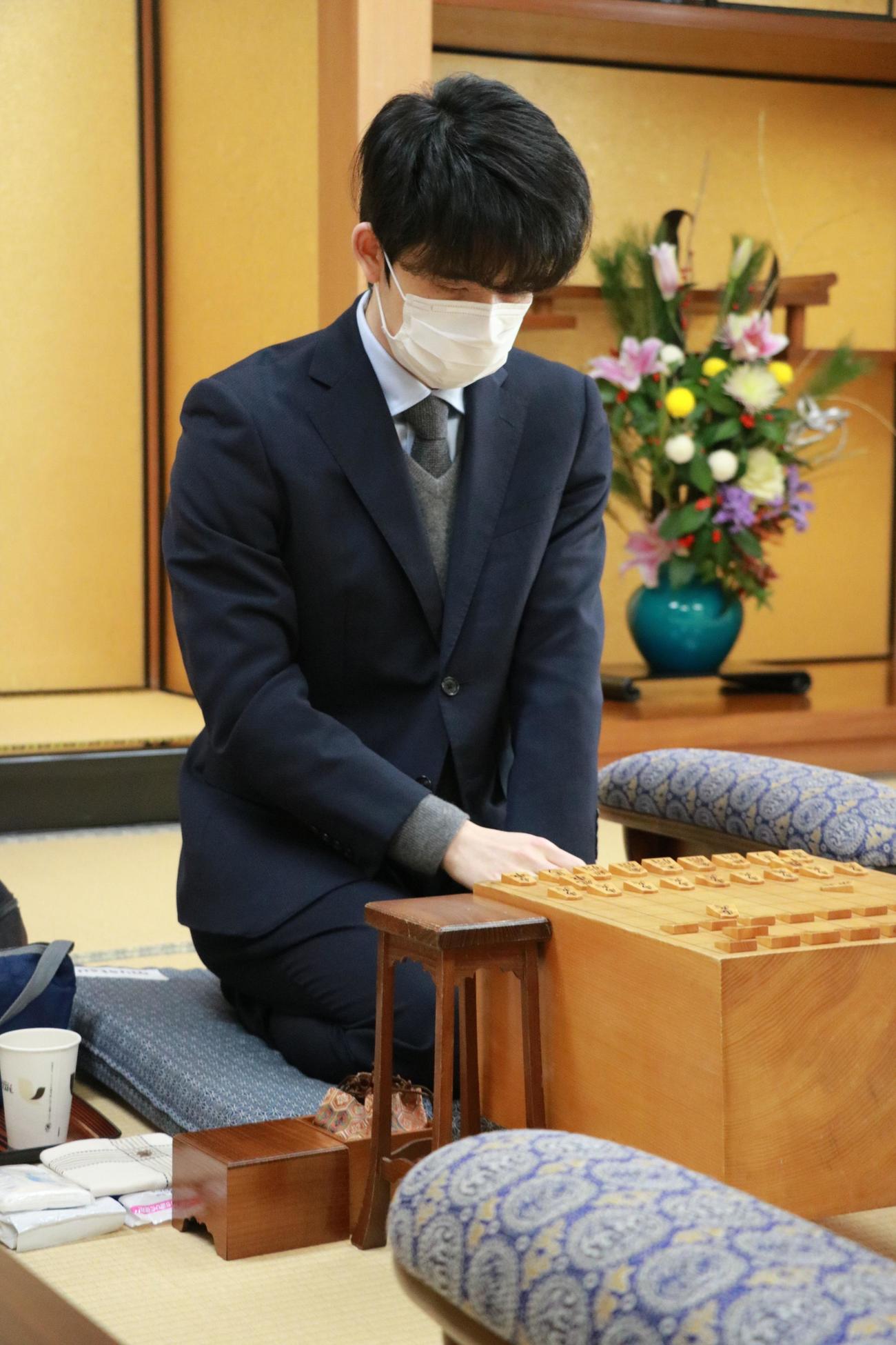 対局に臨んだ藤井聡太竜王（右）（日本将棋連盟提供）