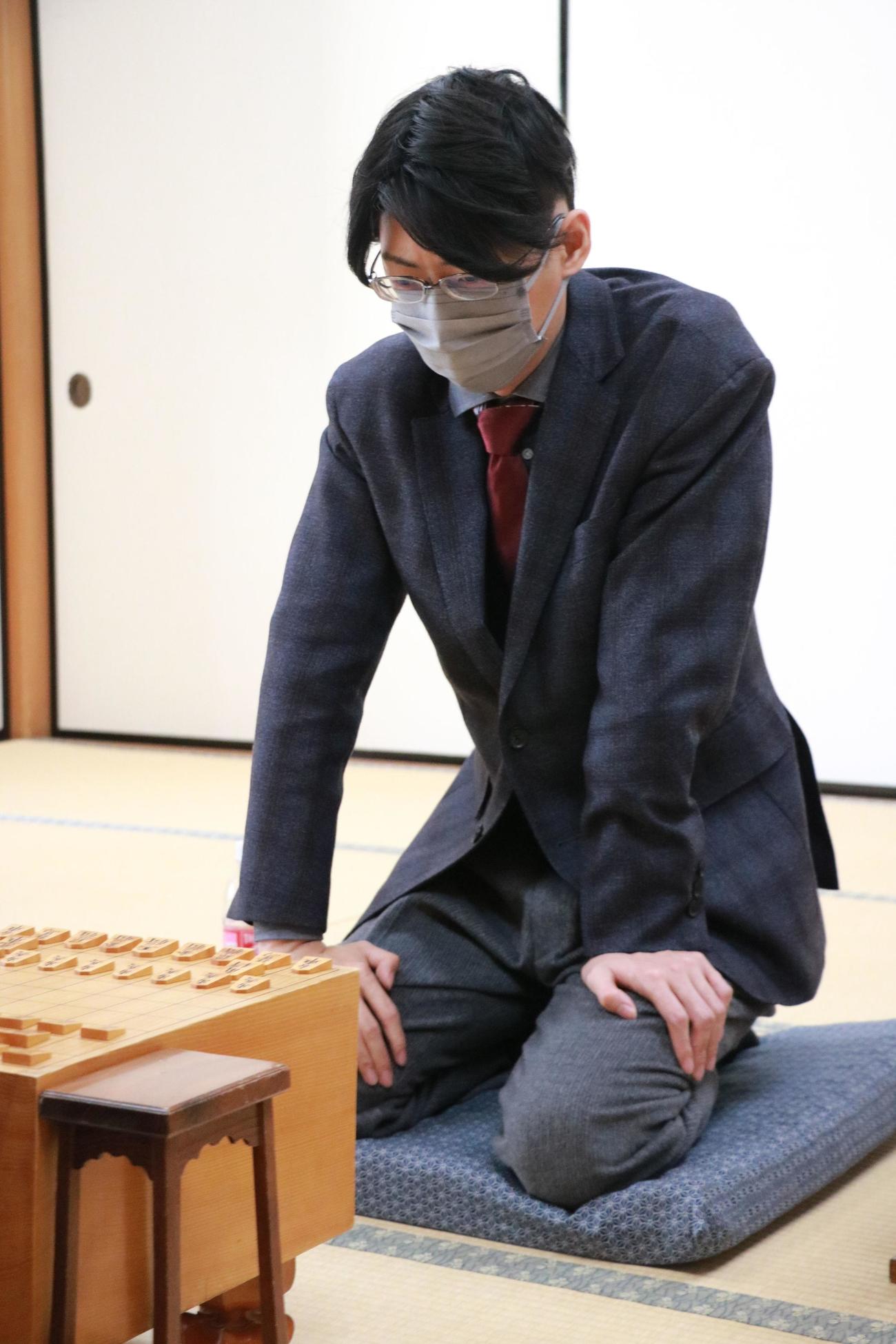 対局に臨んだ千田翔太七段（日本将棋連盟供）