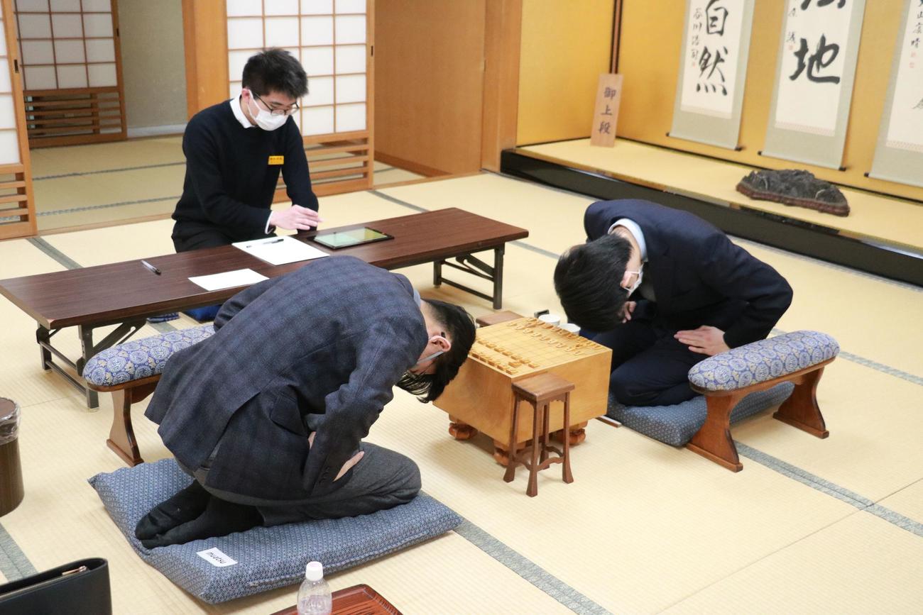 対局に臨んだ藤井聡太竜王（右）、千田翔太七段（日本将棋連盟提供）