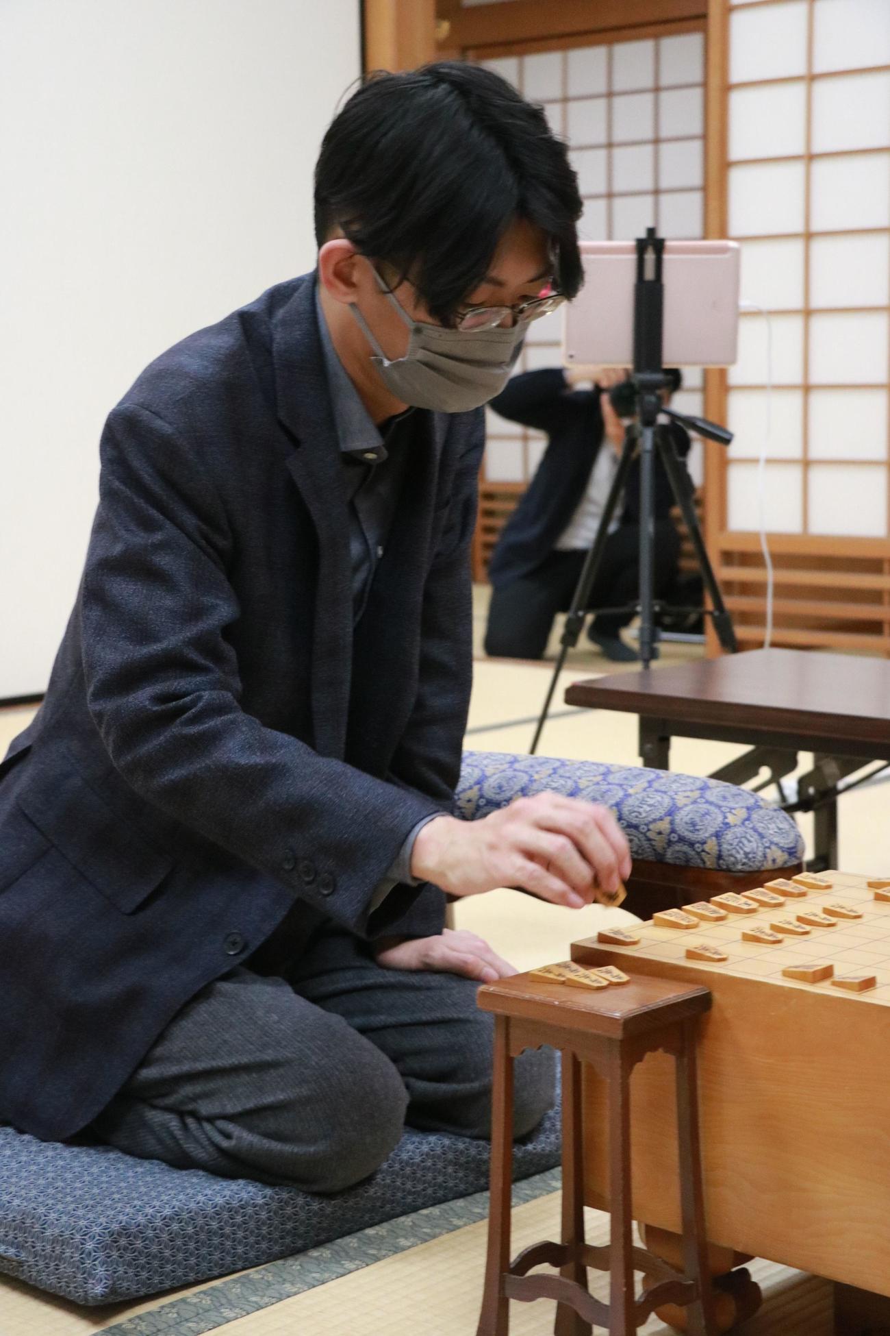 終局後、感想戦を行う千田翔太七段（日本将棋連盟供）