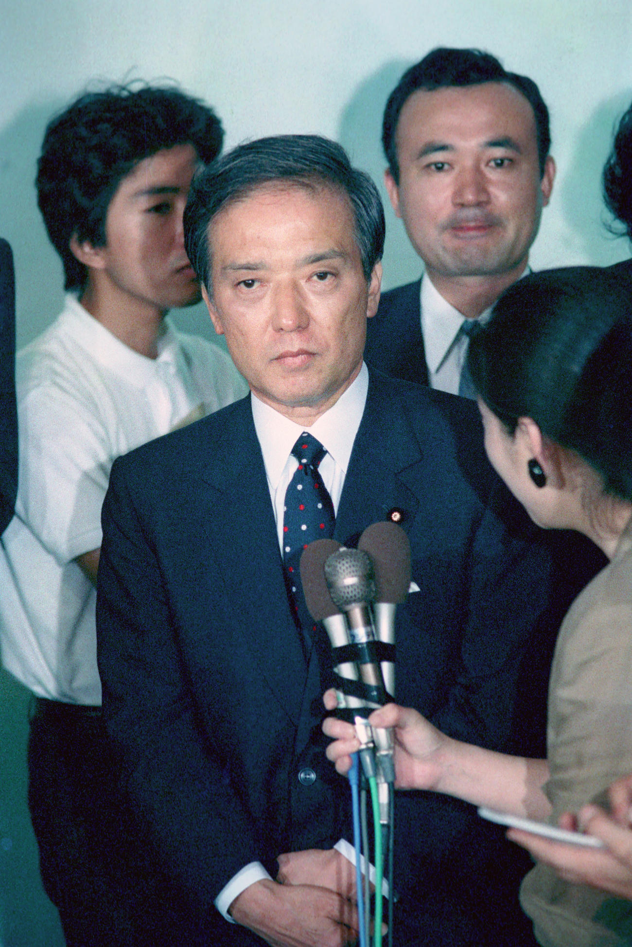 海部俊樹元首相。後方左がポロシャツ姿の小谷野記者（89年8月5日撮影）