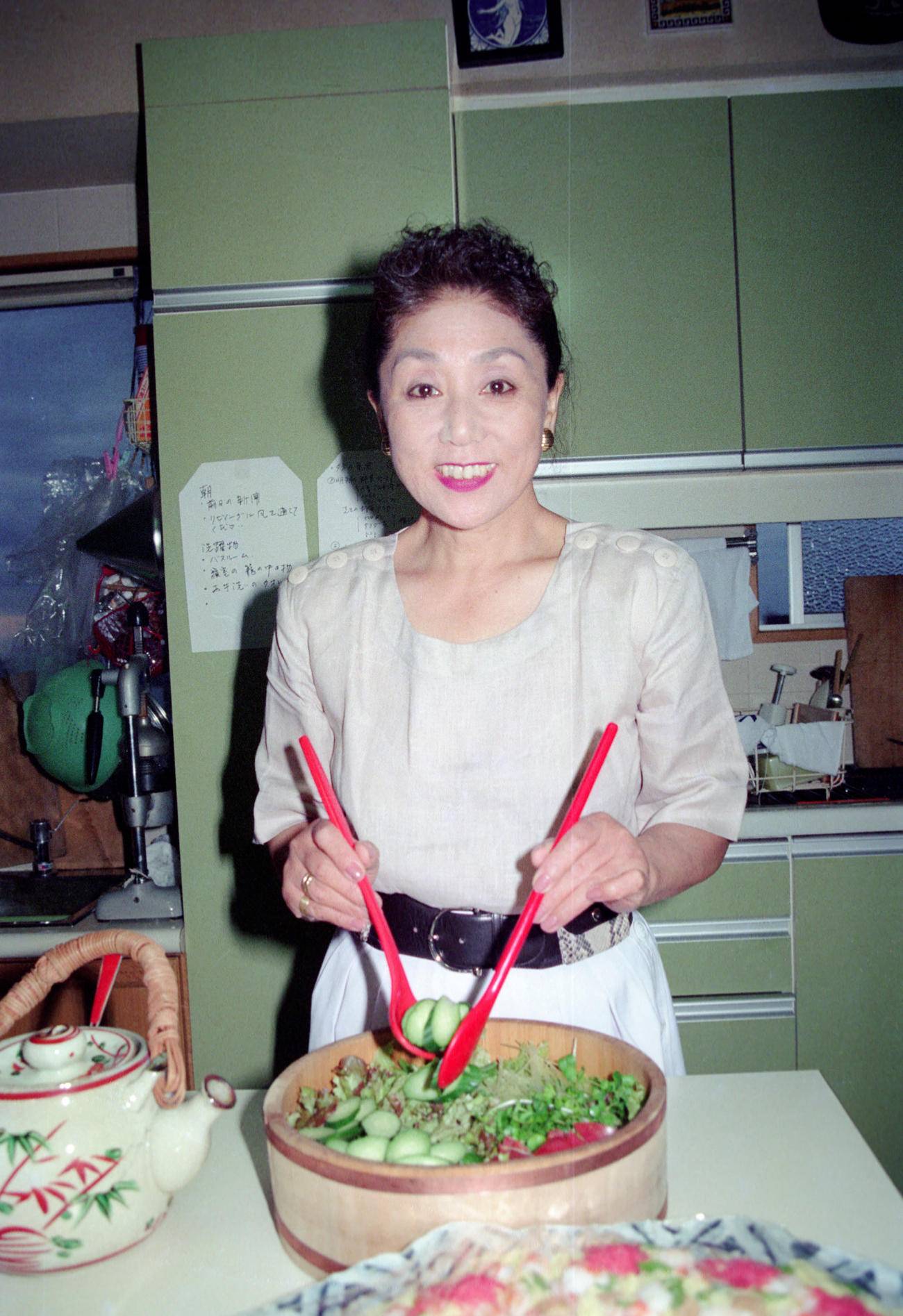 料理を行う海部俊樹元首相の幸世夫人（1989年8月5日撮影）