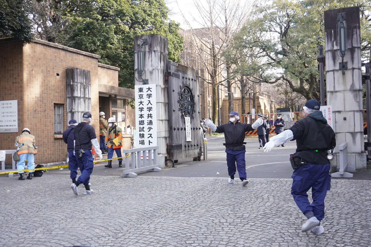 受験生を含む3人が何者かに襲われ騒然とする現場の東大の様子（撮影・沢田直人）