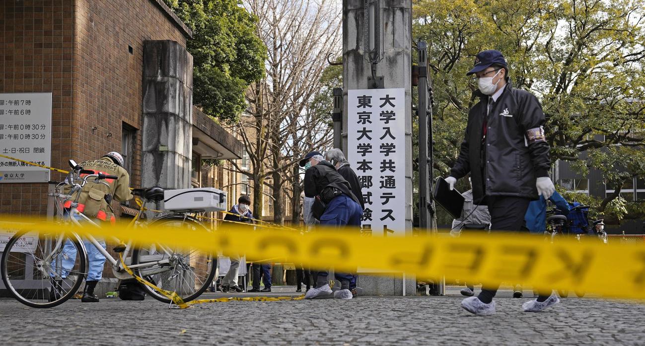 男女3人が刃物のようなもので男に襲われ負傷し、規制線が張られた東大（共同）