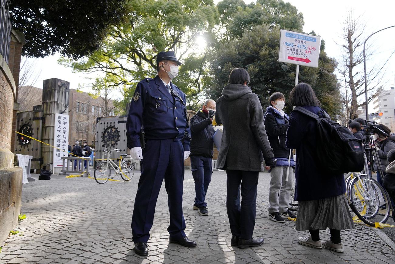 男女3人が刃物のようなもので男に襲われ負傷した東大で、警戒に当たる警察官（共同）