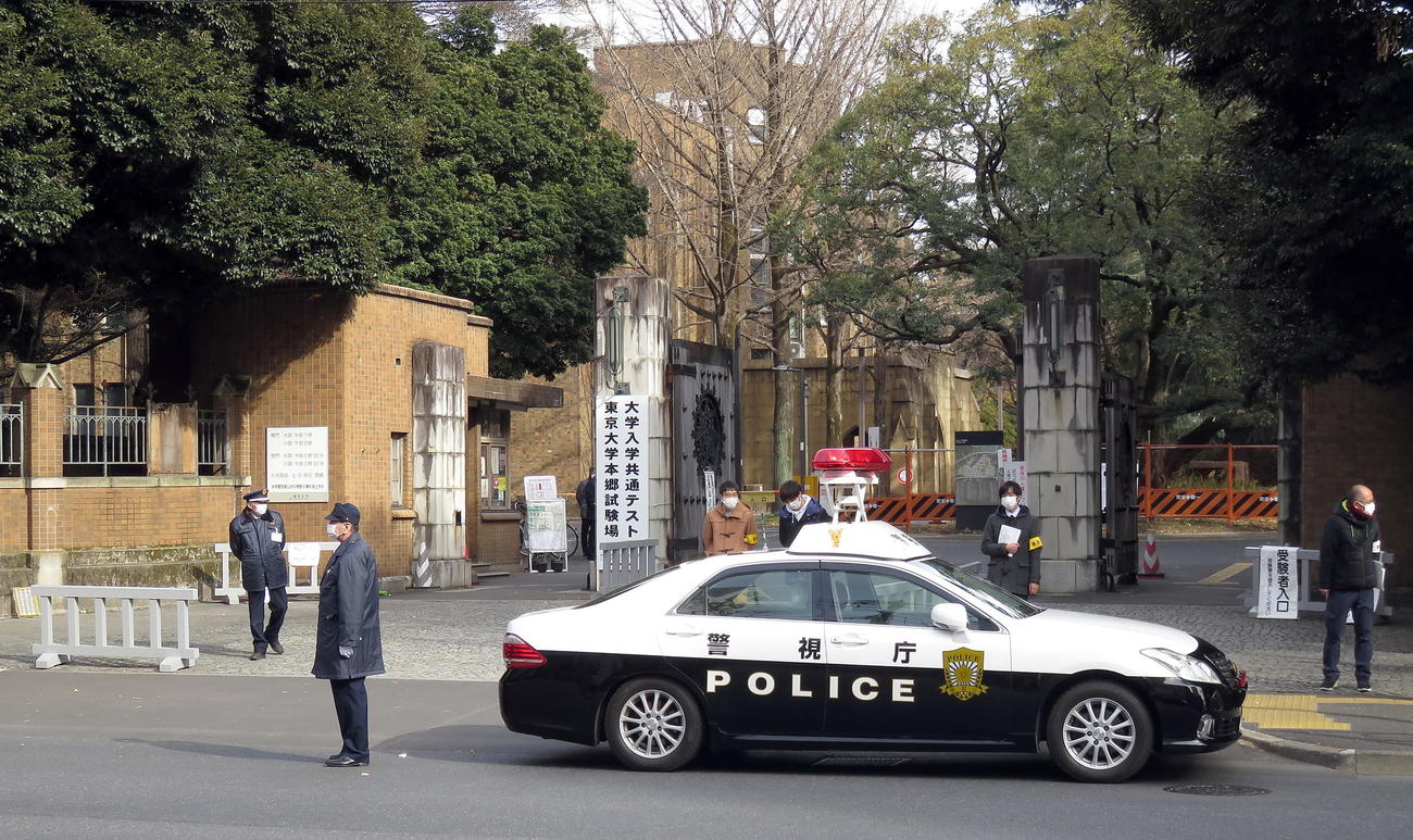 受験生を含む3人が刃物のようなもので襲われた東大の現場付近（2022年1月15日撮影）