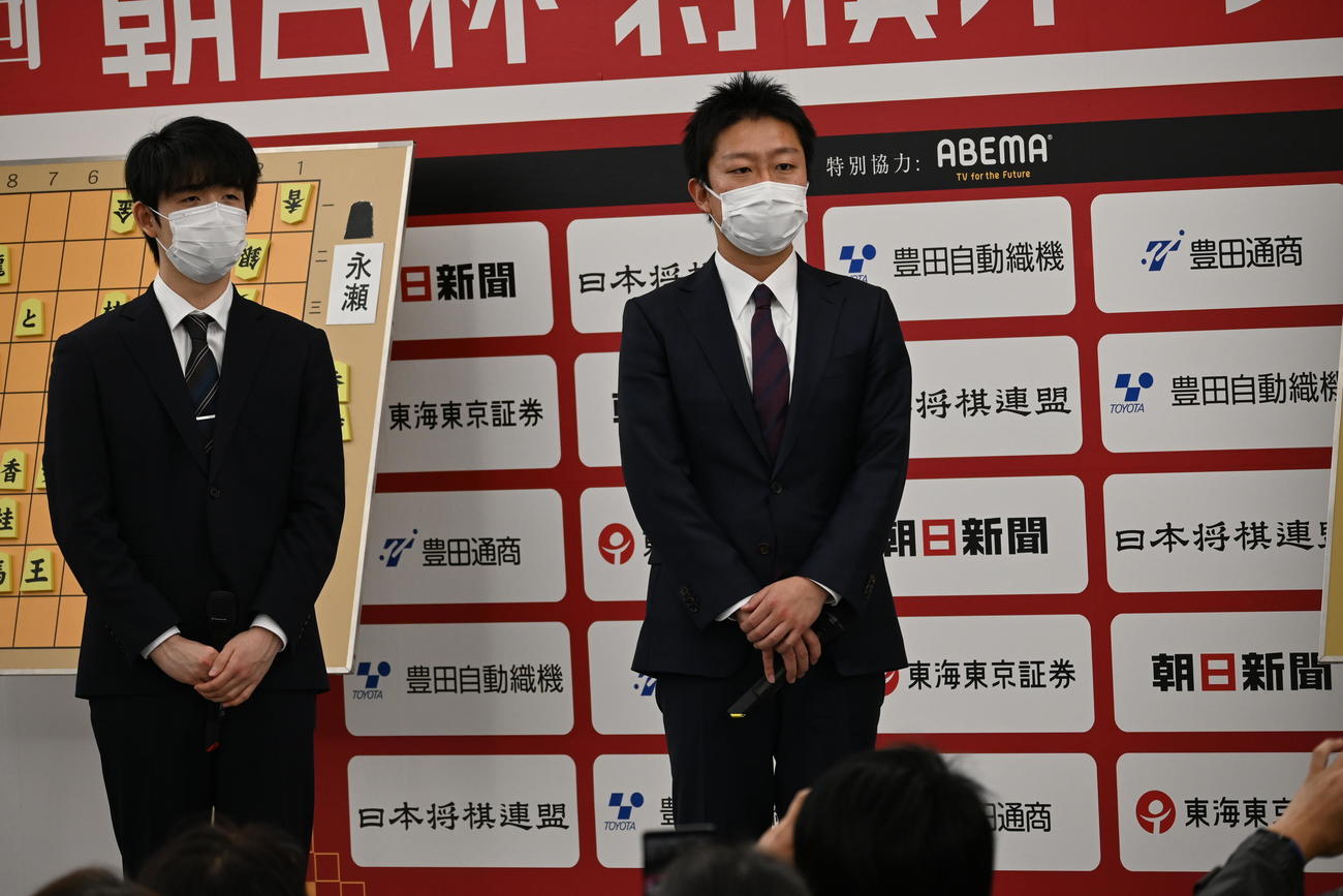 大盤解説会場に登場した藤井聡太竜王（左）、船江恒平六段（撮影・松浦隆司）