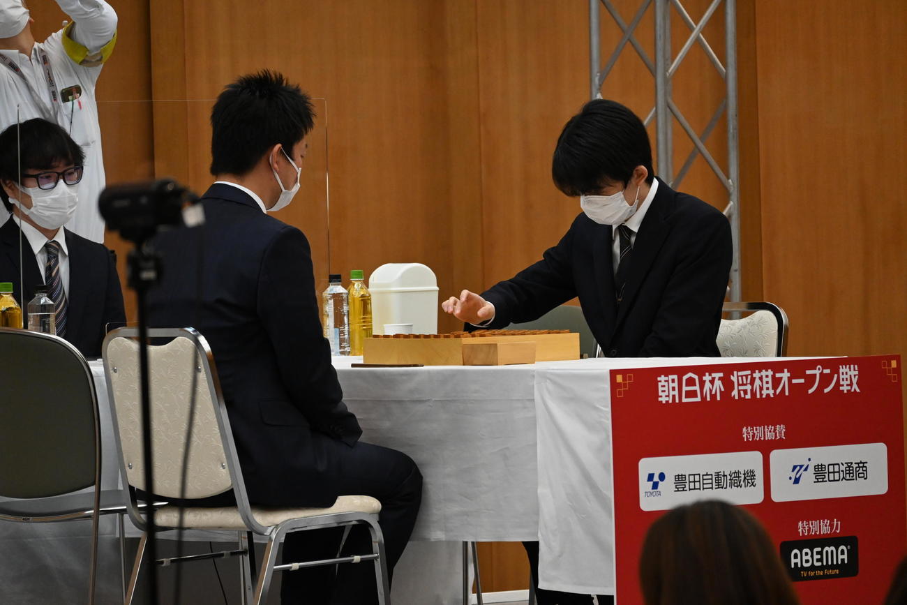 第15回朝日杯将棋オープン戦本戦トーナメント1回戦で初手を指す藤井聡太竜王（右）、船江恒平六段（撮影・松浦隆司）
