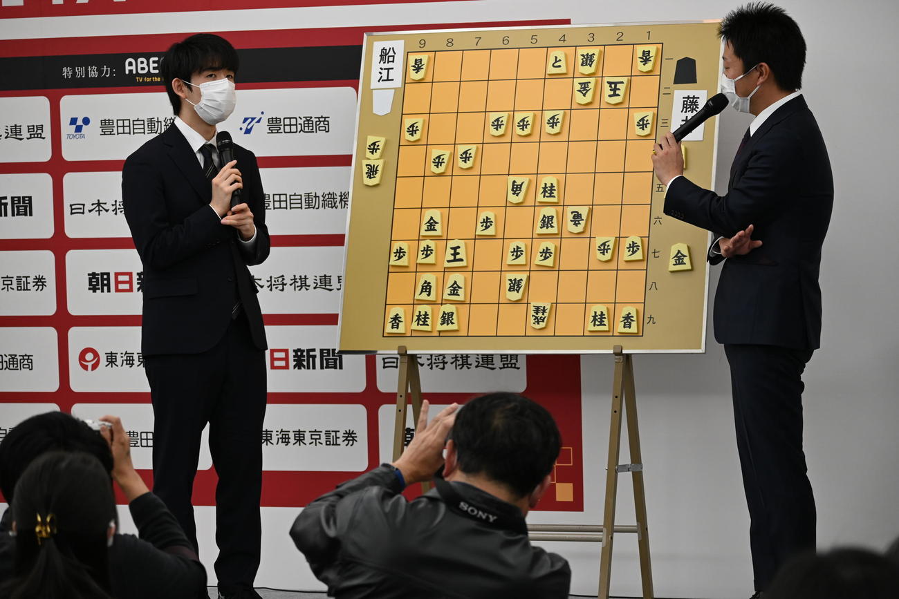 大盤解説会場で対局を振り返る藤井聡太竜王（左）、船江恒平六段（撮影・松浦隆司）