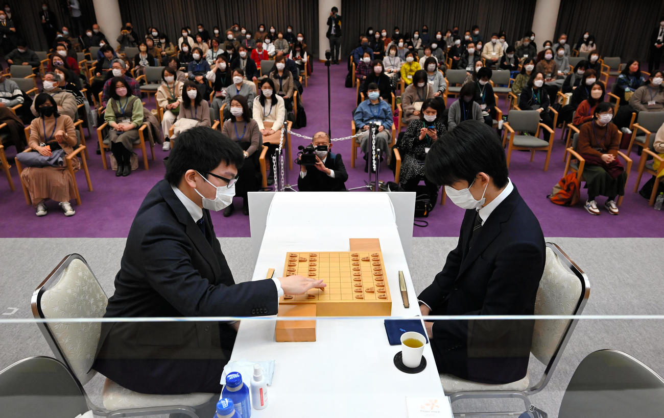 対局する藤井聡太竜王（右）と永瀬拓矢王座（代表撮影）