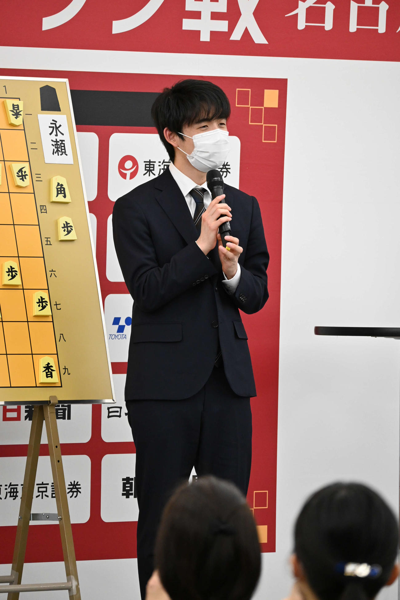 終局後、大盤解説会で感想戦を行う藤井聡太竜王（撮影・松浦隆司）