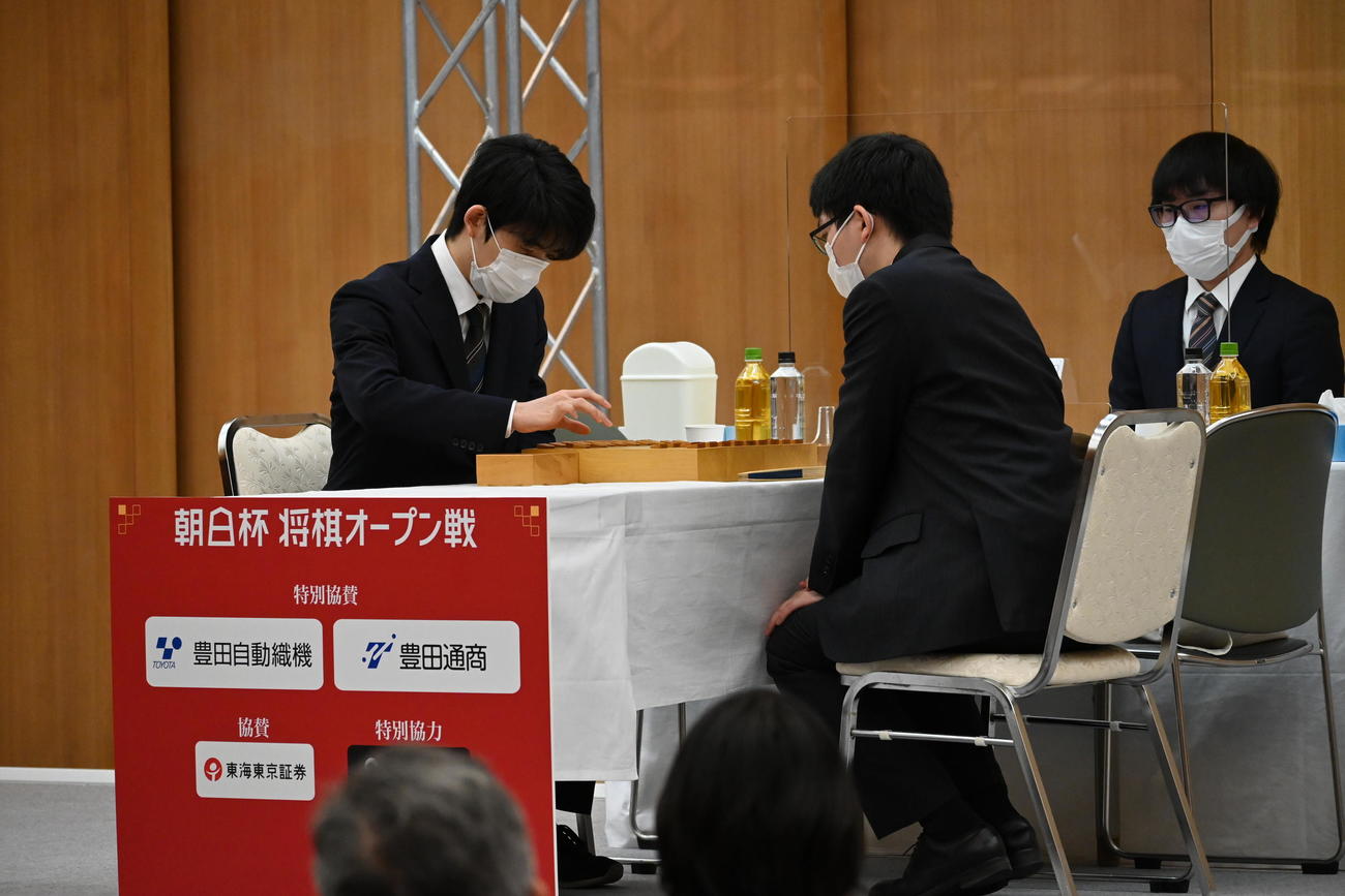 第15回朝日杯将棋オープン戦本戦トーナメント準々決勝に臨んだ藤井聡太竜王（左）、永瀬拓矢王座（撮影・松浦隆司）