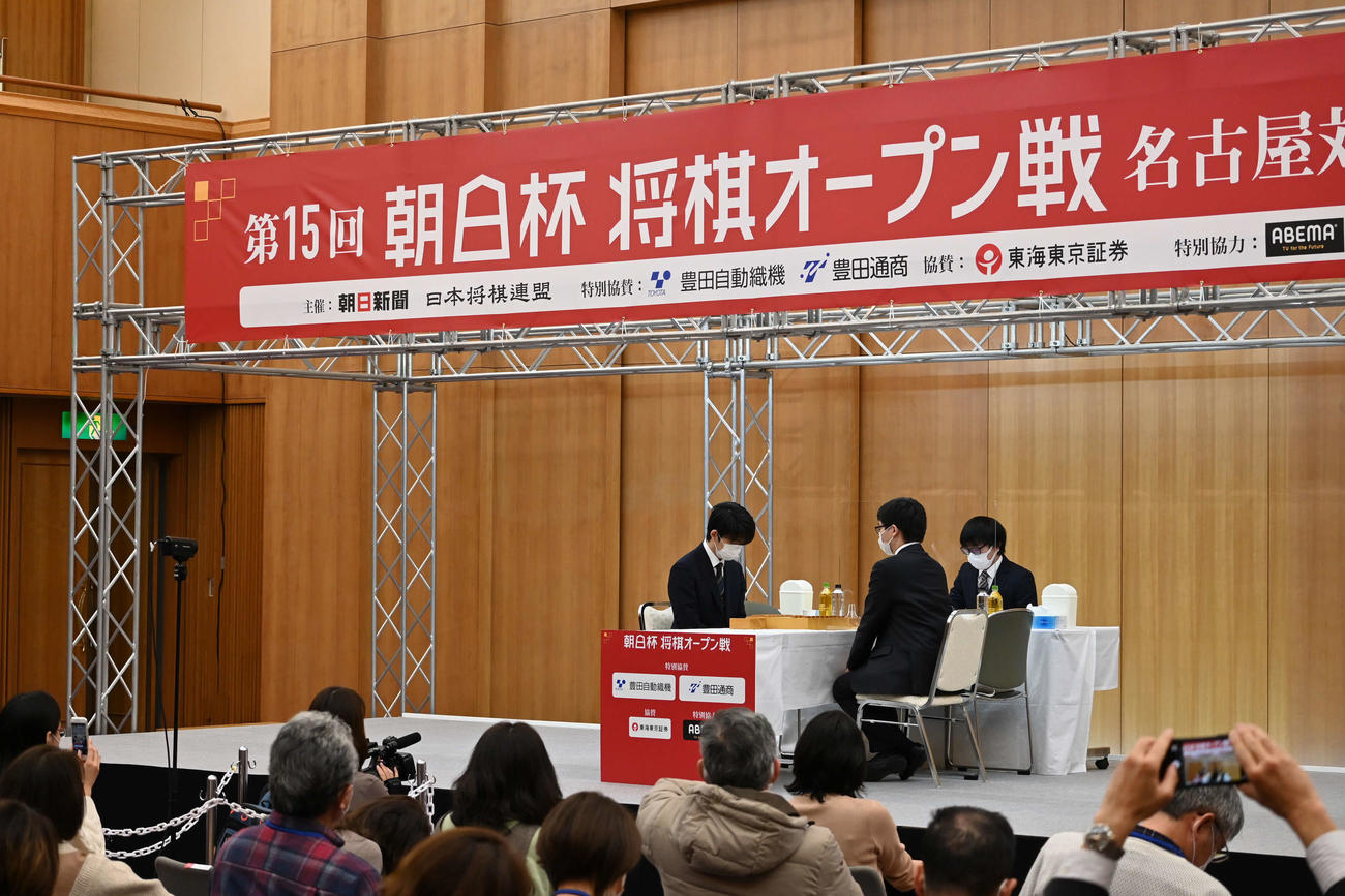第15回朝日杯将棋オープン戦本戦トーナメント準々決勝に臨んだ藤井聡太竜王（左）、永瀬拓矢王座（撮影・松浦隆司）