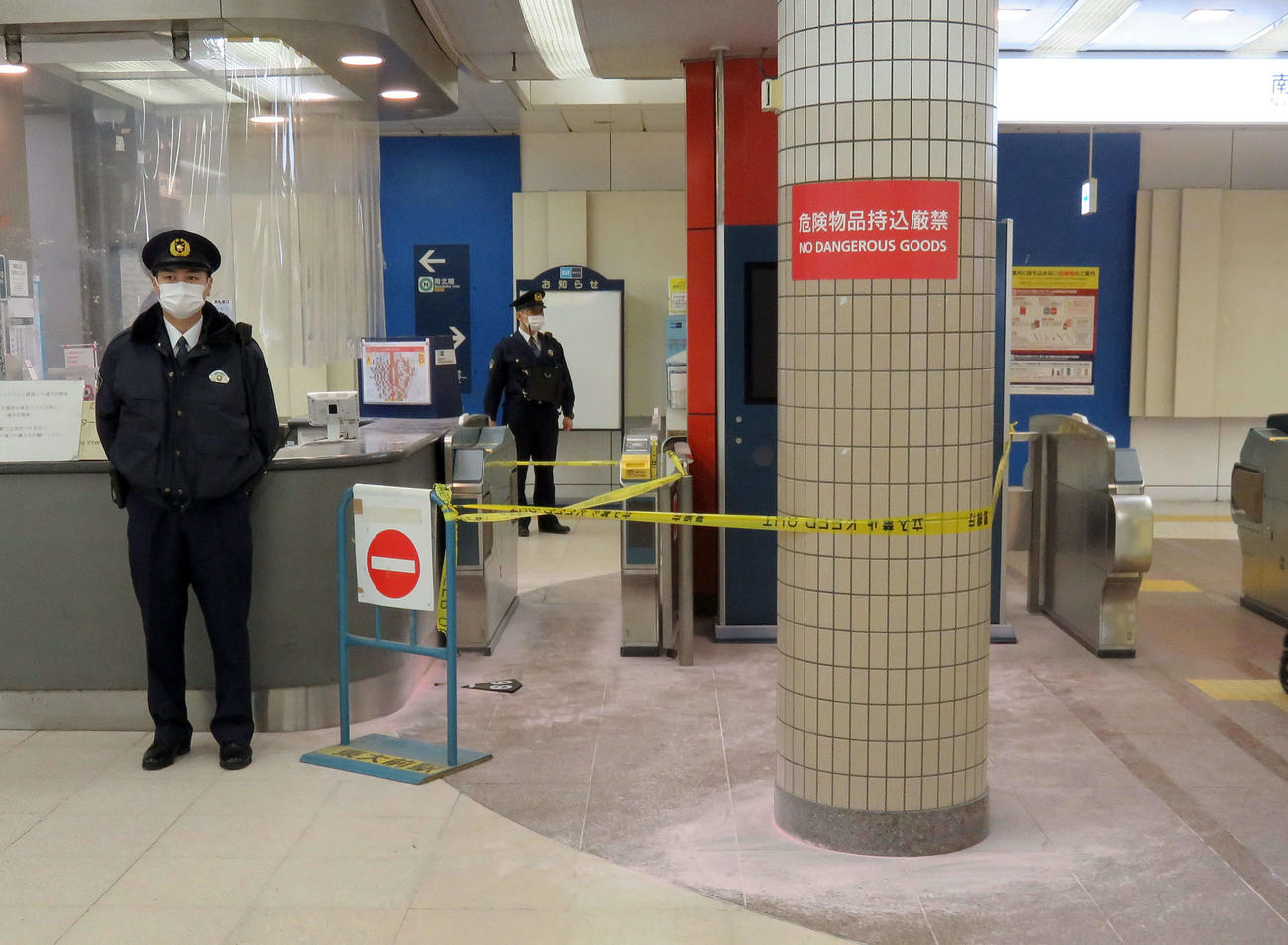 15日、火がつけられた東京メトロ南北線東大前駅改札付近