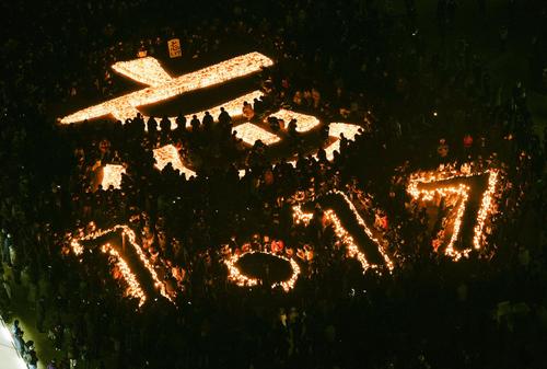 阪神大震災から27年となり、追悼会場に浮かび上がった「忘　1・17」の文字（共同）