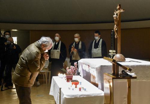 阪神大震災から27年となり「カトリックたかとり教会」で営まれたキリスト教と仏教の合同慰霊式で手を合わせる男性（共同）