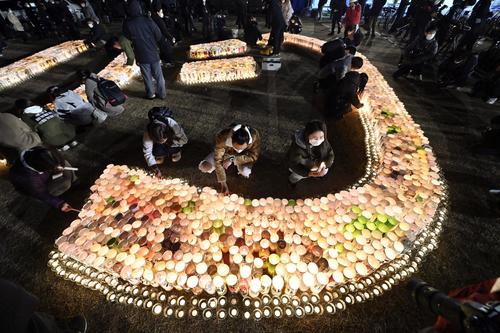 神戸市中央区の東遊園地に並べられた紙灯籠（共同）
