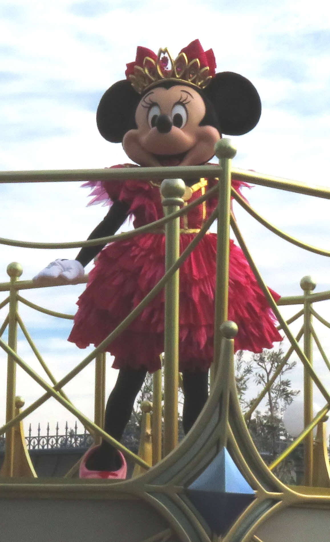 TDLパレードで、ミニーは2013年から18年まで着用していた「ミニー・オー！・ミニー」の深紅の衣装で現れた（撮影・寺沢卓）