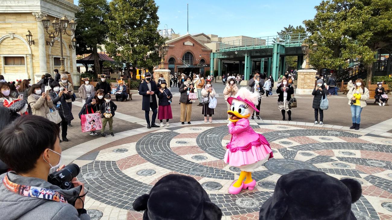 園内に突然、ディズニーの仲間が登場して撮影会のようになるが、一定距離をとる形になっている。モデルはデイジーダック（撮影・寺沢卓）