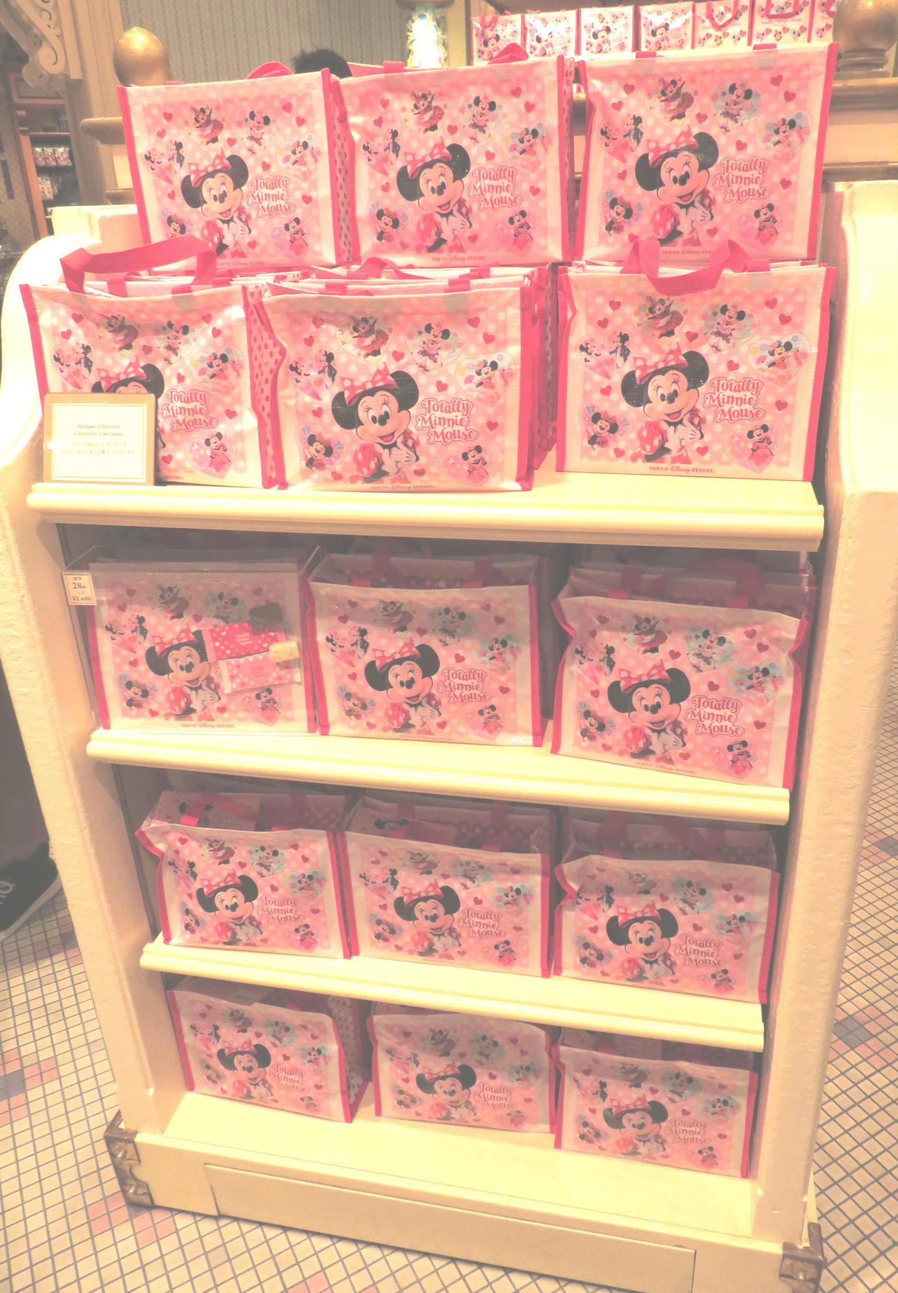 TDLのお菓子売り場では、約1カ月ぶりにお菓子の販売を再開し、この日が販売初日のミニーマウスのアーモンドチョコレートのお菓子も並んだ（撮影・寺沢卓）