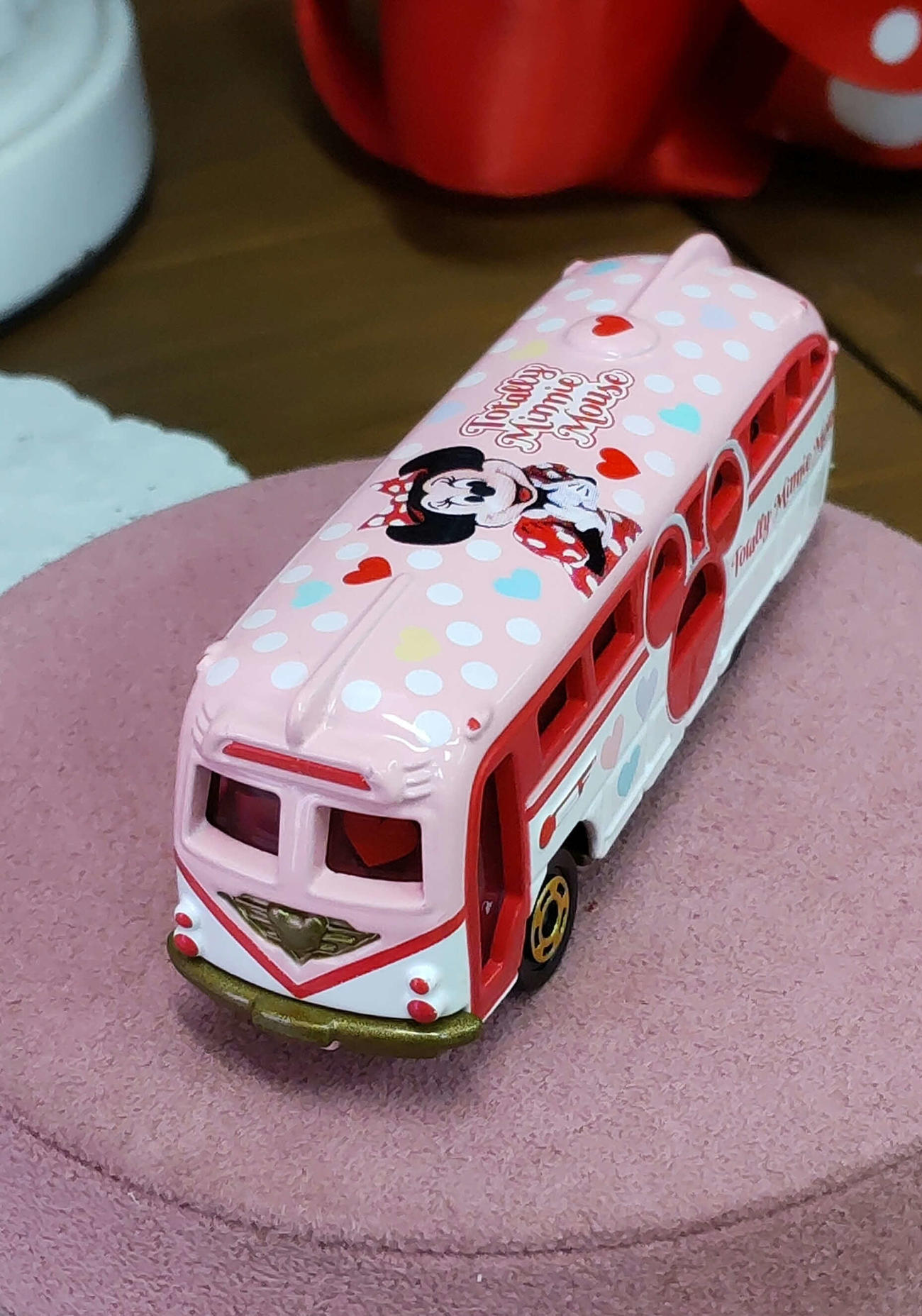 ミニーのイベントを記念して、舞浜駅と両パークを結ぶバスがミニー仕様のラッピングミニカー。実際には運行していないけど、こんなバスがあったら乗ってみたい！（撮影・寺沢卓）