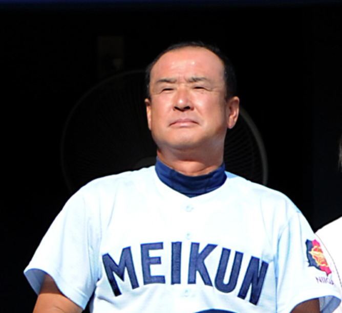 帽子を脱いであいさつする新潟明訓の佐藤監督（2011年7月30日撮影）