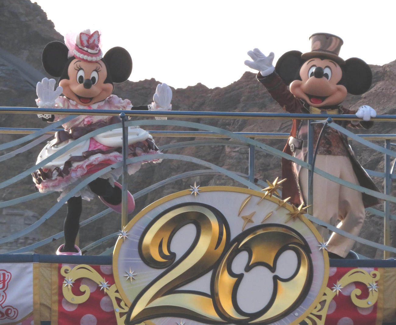 TDSのショーでミニーはミッキーと一緒にダンスを交えたパフォーマンスで園内をわかせた（撮影・寺沢卓）