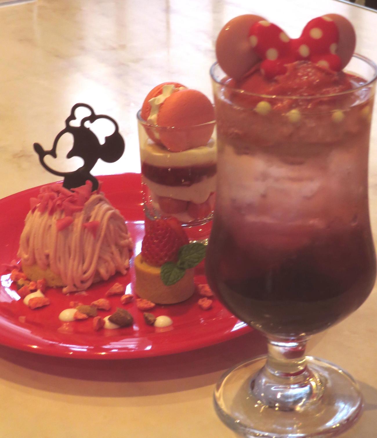 ミニーのリボンがフロートになったドリンクと横顔のミニー（チョコ）がのったイチゴのモンブランケーキ（撮影・寺沢卓）