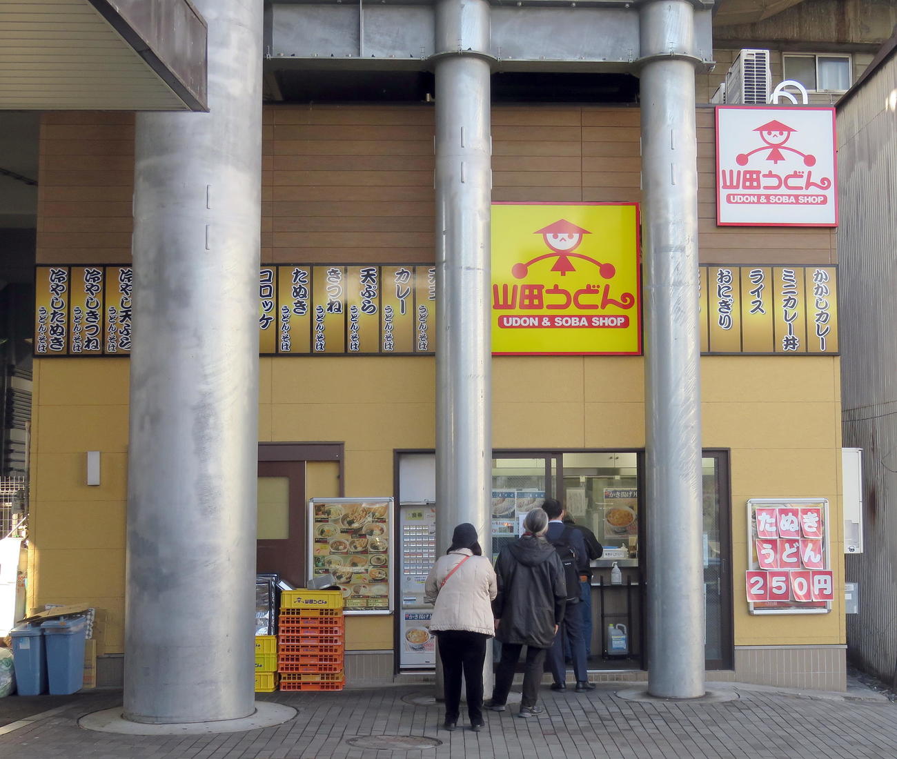 閉店が決まった山田うどん食堂南浦和店に並ぶ客たち（撮影・鎌田直秀）