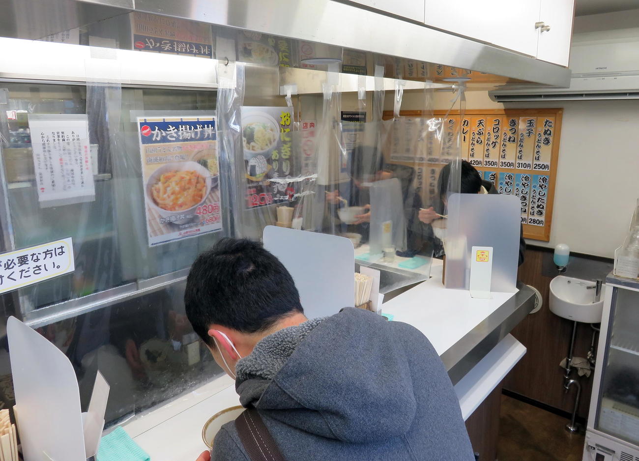 コロナ対策をあって定員5人程度の山田うどん食堂南浦和店店内（撮影・鎌田直秀）