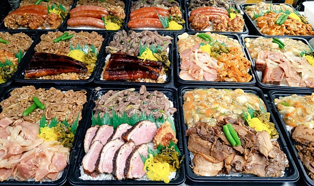 「キッチンDIVE」名物の1キロ弁当各種