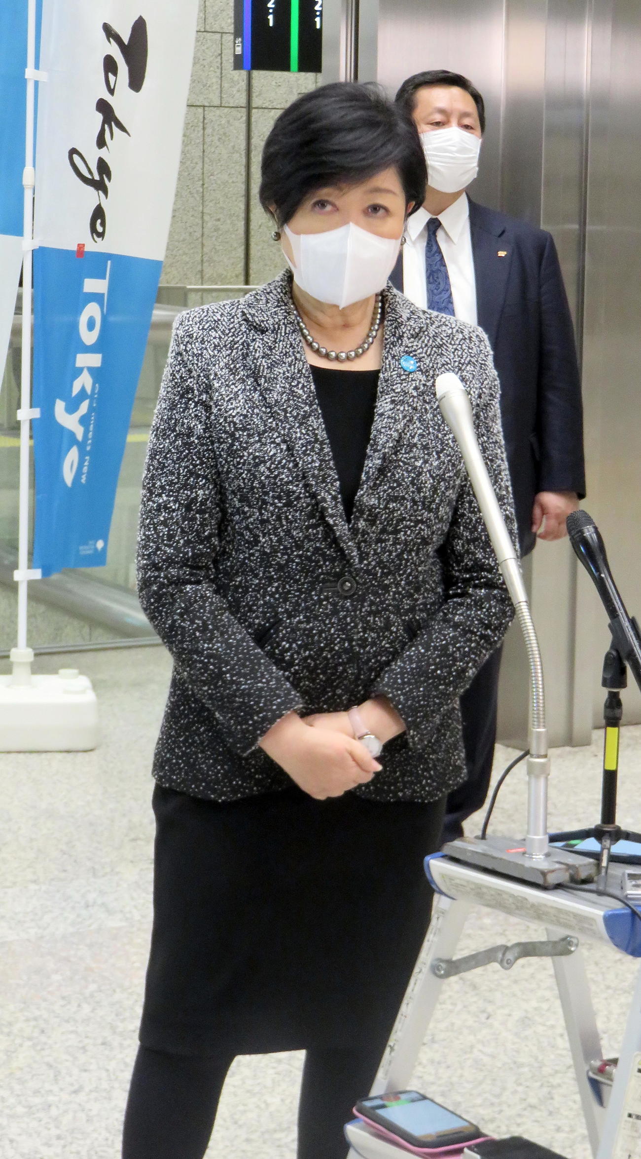 退庁時に取材に応じる東京都の小池知事（撮影・鎌田直秀）
