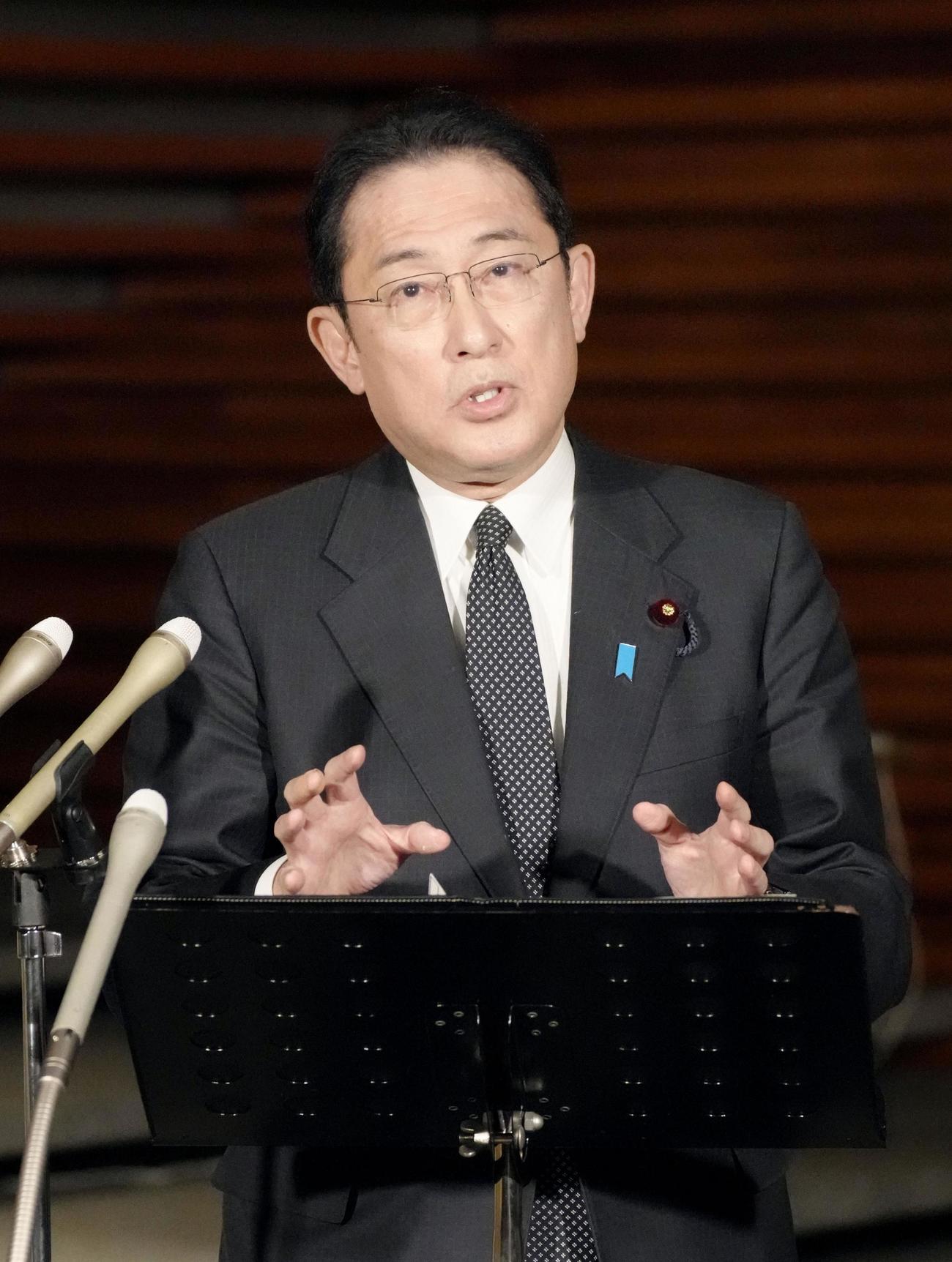 記者団の取材に応じる岸田首相（共同）