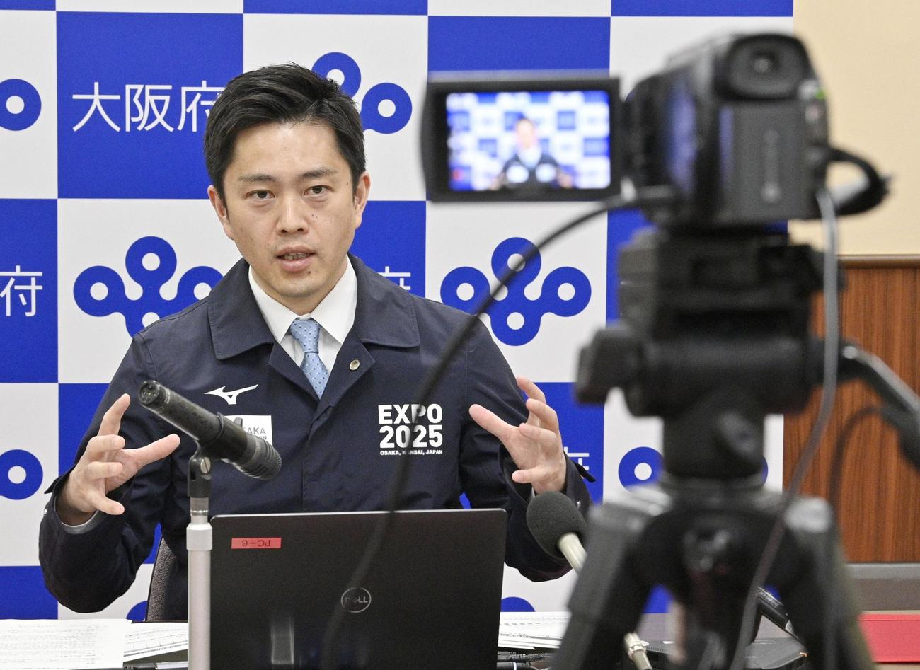 京都、兵庫の知事とテレビ会議で意見交換する大阪府の吉村洋文知事（共同）