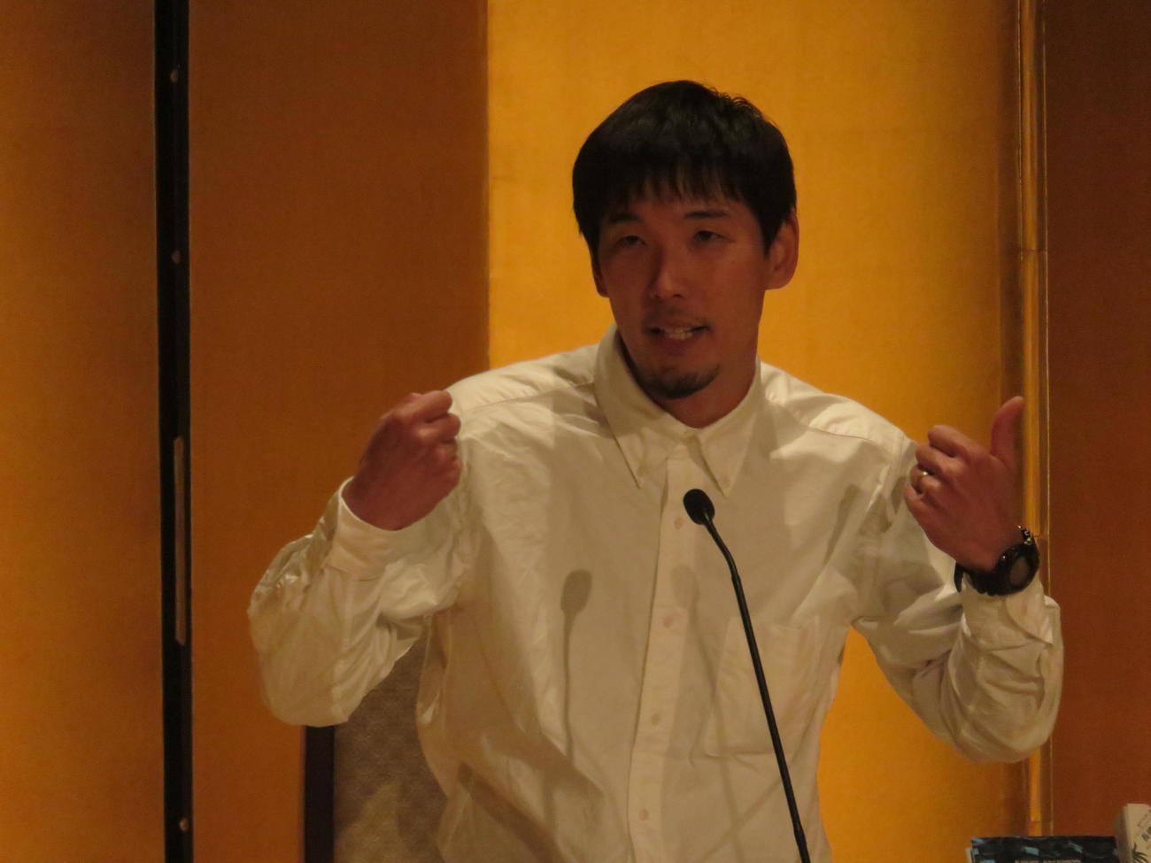 芥川賞の受賞会見で初めて素顔を公開した覆面作家の砂川文次さん