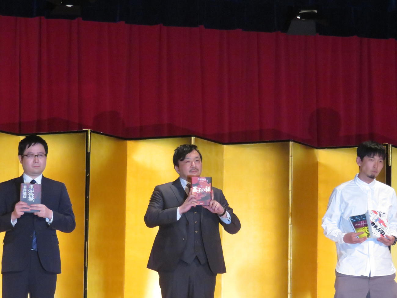 左から米沢穂信さん、今村翔吾さん、砂川文次さん。砂川さんは初の素顔公開になる
