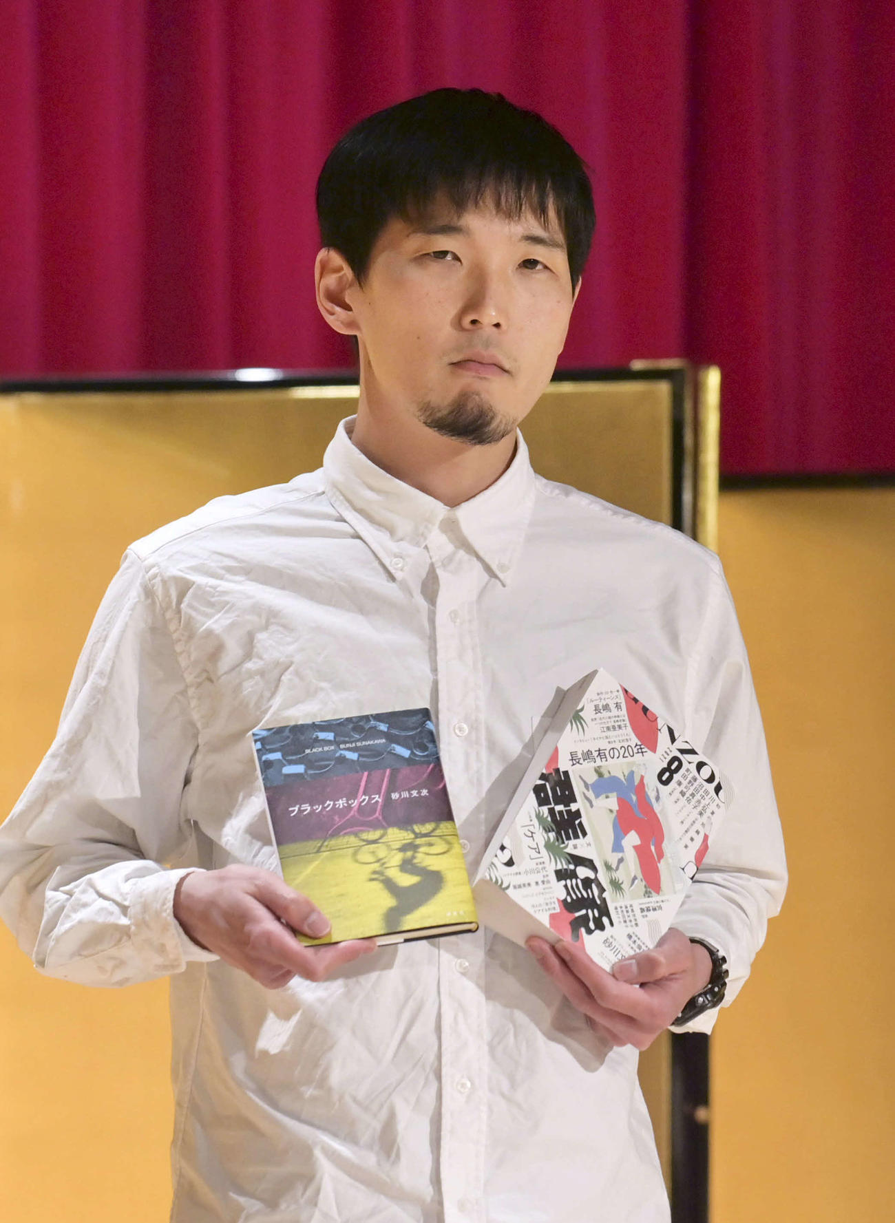 芥川賞に決まり、写真撮影に応じる砂川文次さん（日本文学振興会提供）