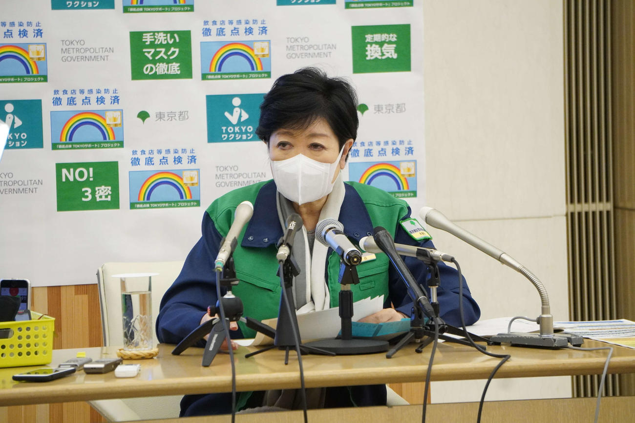 モニタリング会議後に取材に応じた小池百合子知事（撮影・沢田直人）