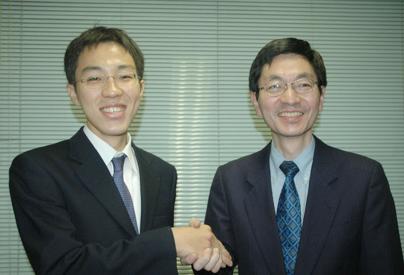 将棋界で戦後生まれとしては初めての親子棋士となった西川和宏新4段（写真左）と父の西川慶二7段　（2008年9月7日）