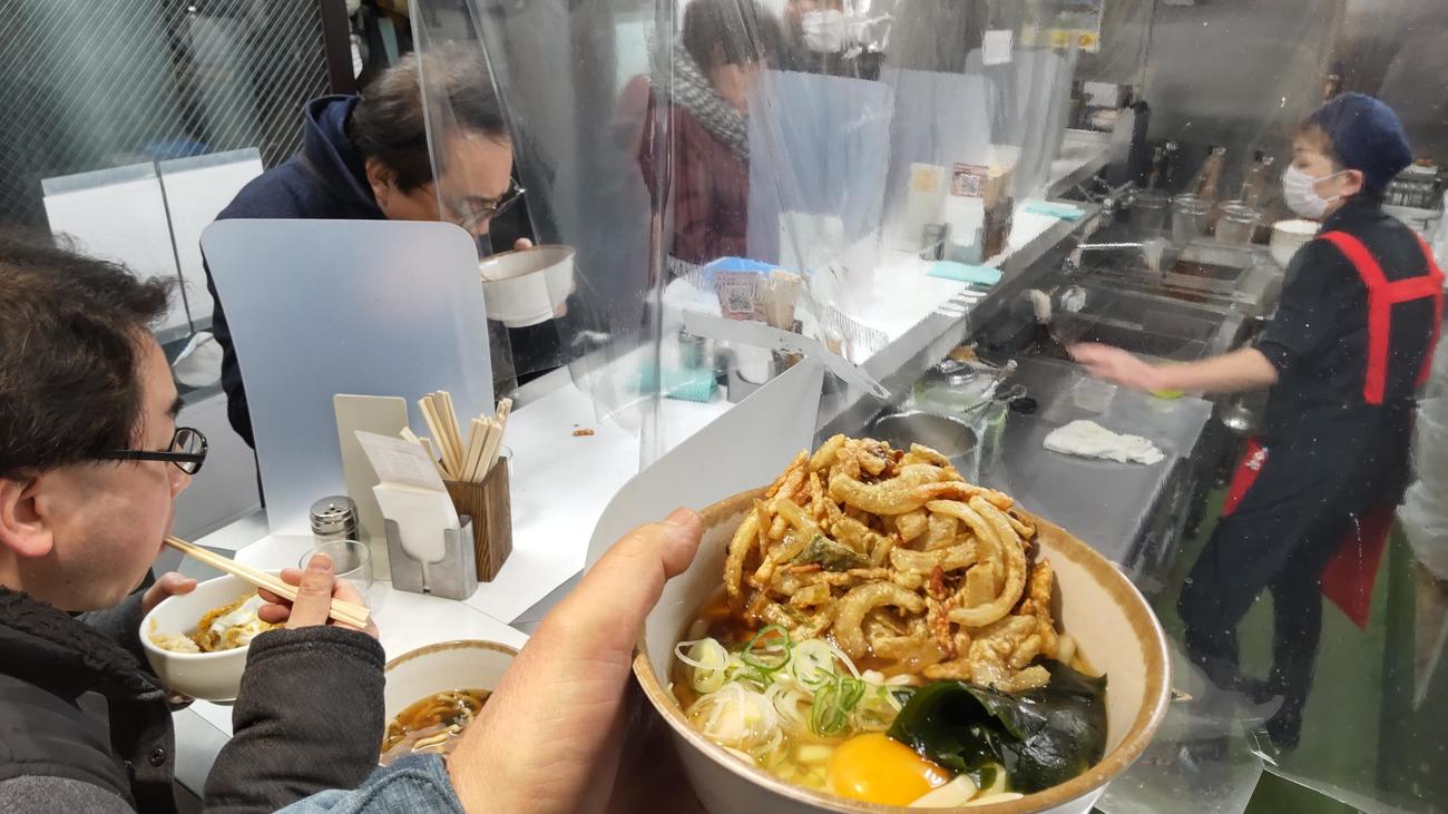 最後のかき揚げ天ぷらは午後7時30分だった。店内5席は常に満席だった（撮影・寺沢卓）