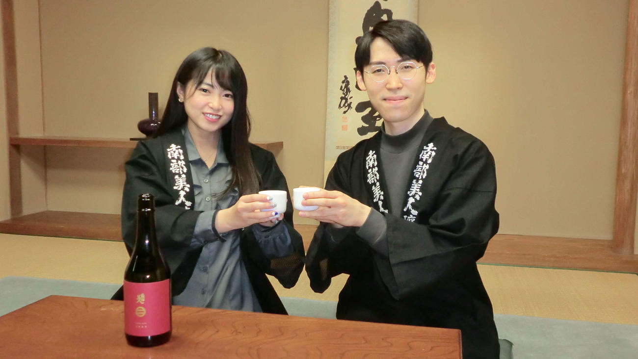 外柳四段（右）は、新人王獲得を祝して佐藤望美と南部美人で乾杯