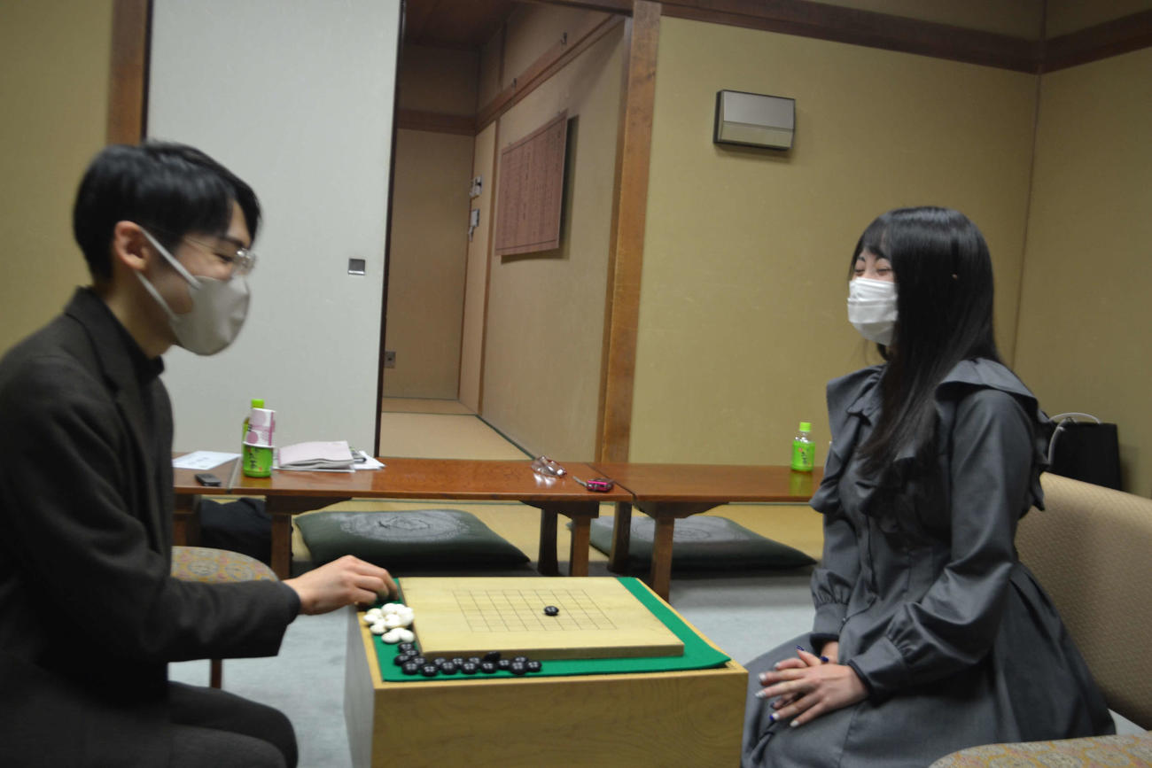 佐藤望美（右）に9路盤で囲碁のルールを伝授する外柳四段